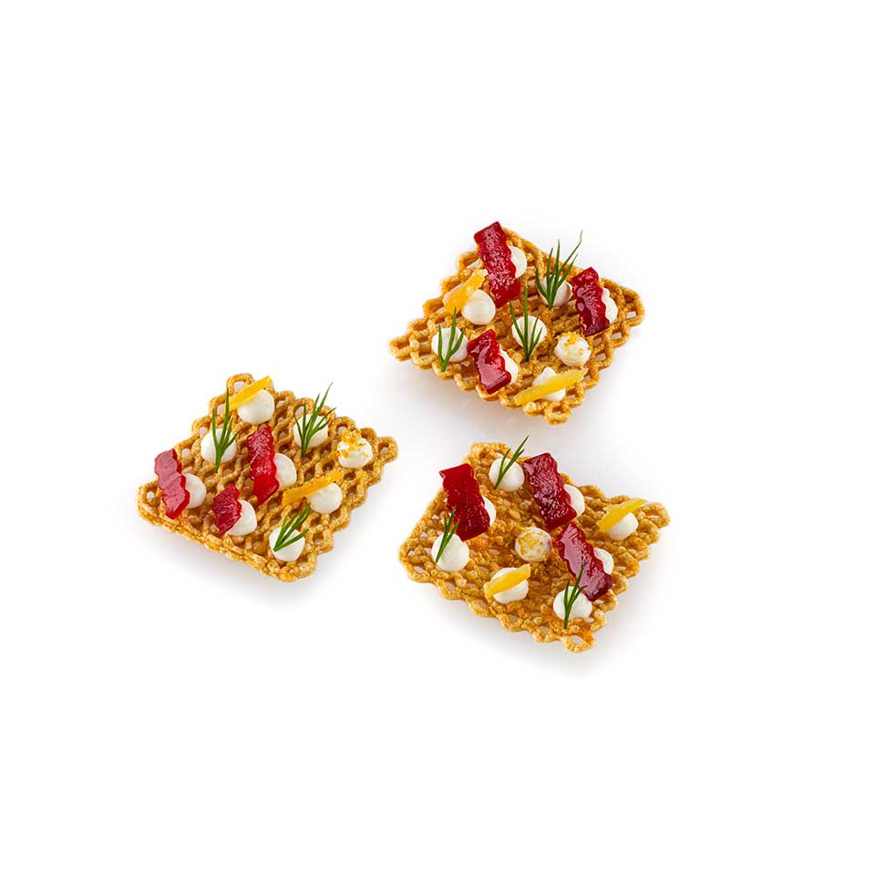 Twist “cracker di pasta soffiata” con barbabietola, panna acida allo yuzu, limone candito e aneto