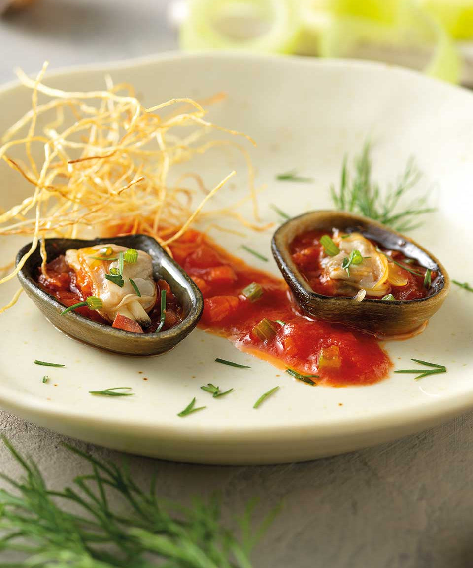 Clam con vongole su acqua di pomodoro