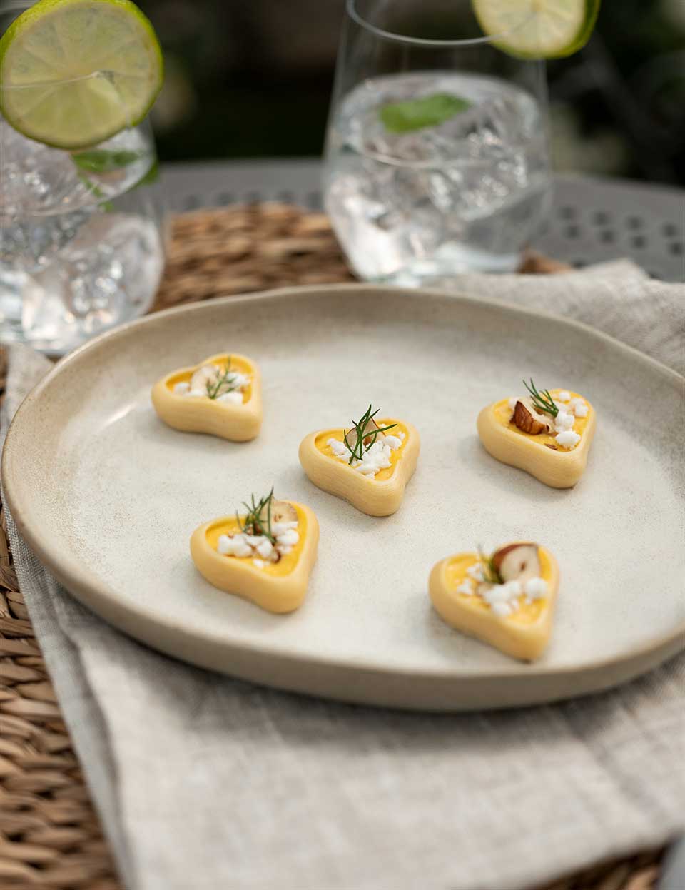 Cupid con crema di peperone giallo, nocciole, finocchietto e briciole di feta