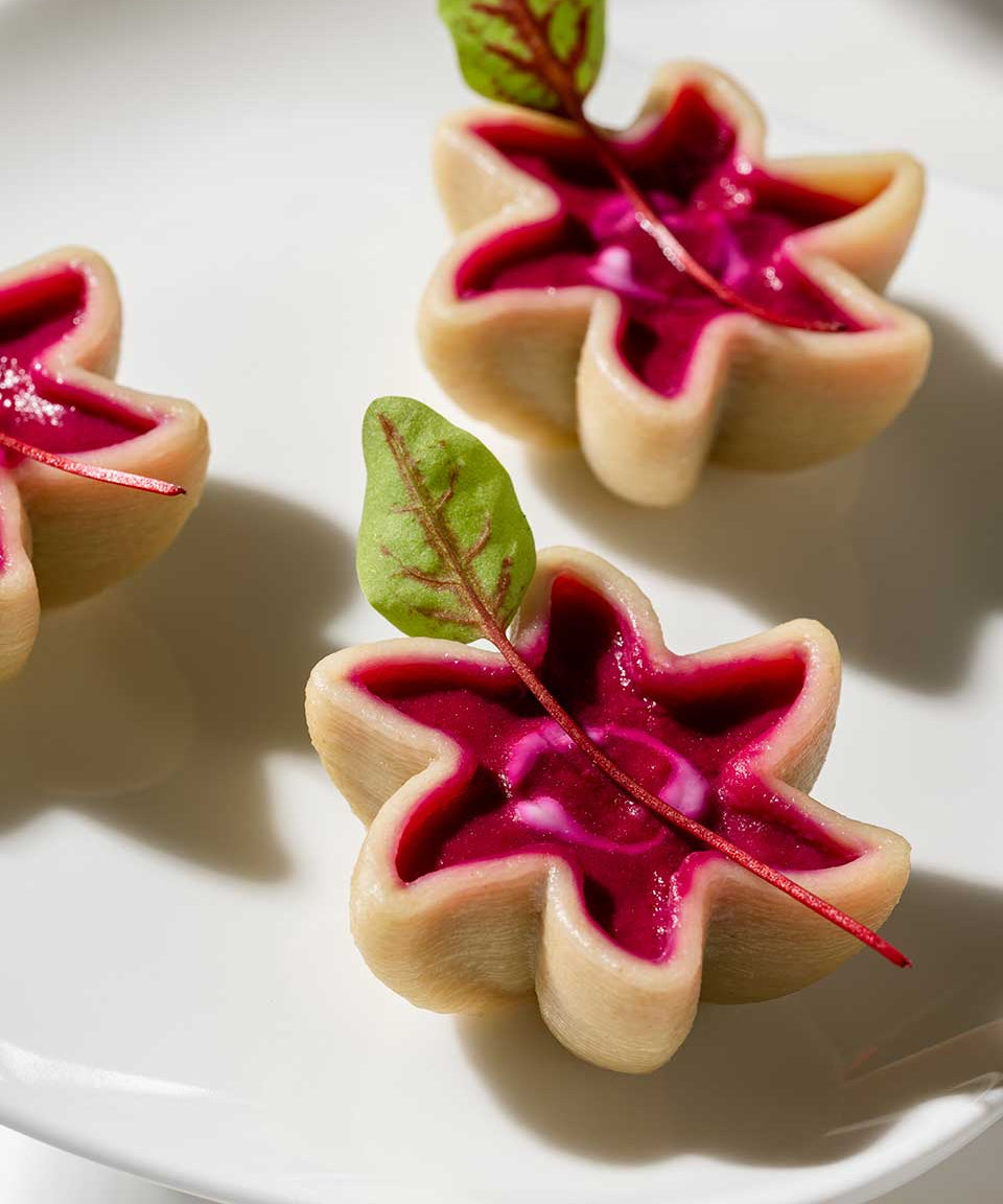 Wind con crema di barbabietola, crème fraîche e foglioline di acetosa