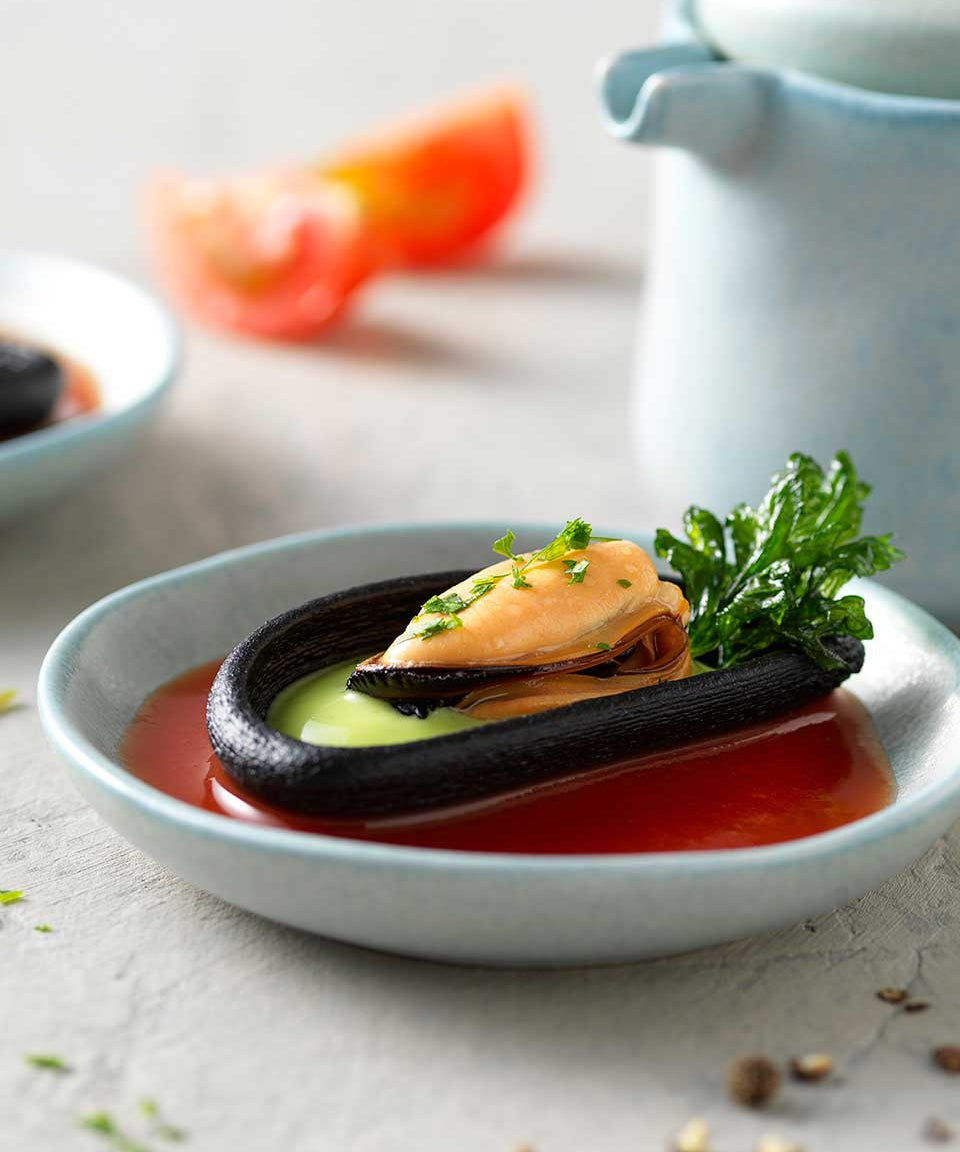 Mussel con cozza e maionese al prezzemolo su letto di Bloody Mary