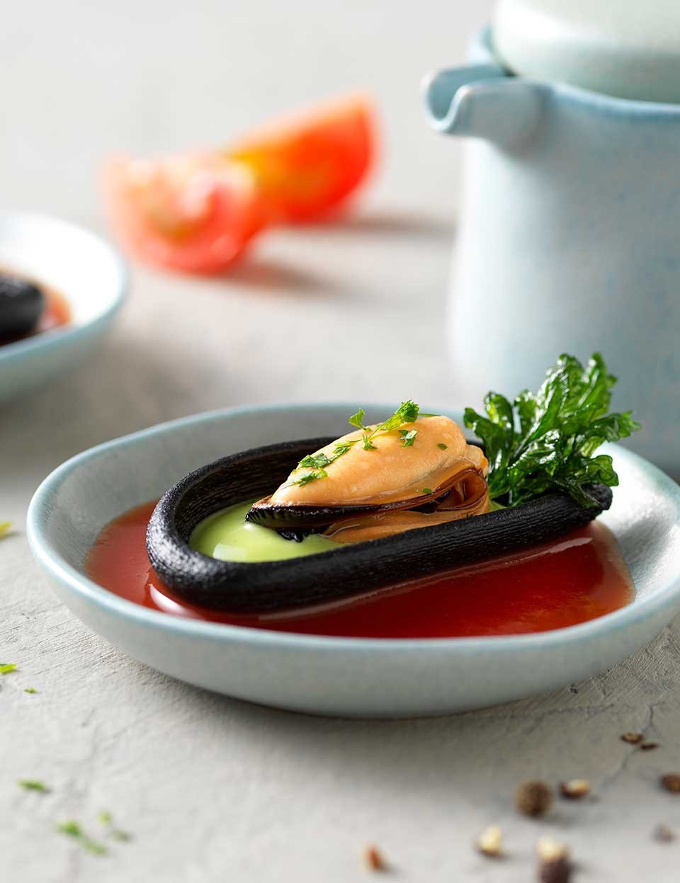 Mussel con cozza e maionese al prezzemolo su letto di Bloody Mary