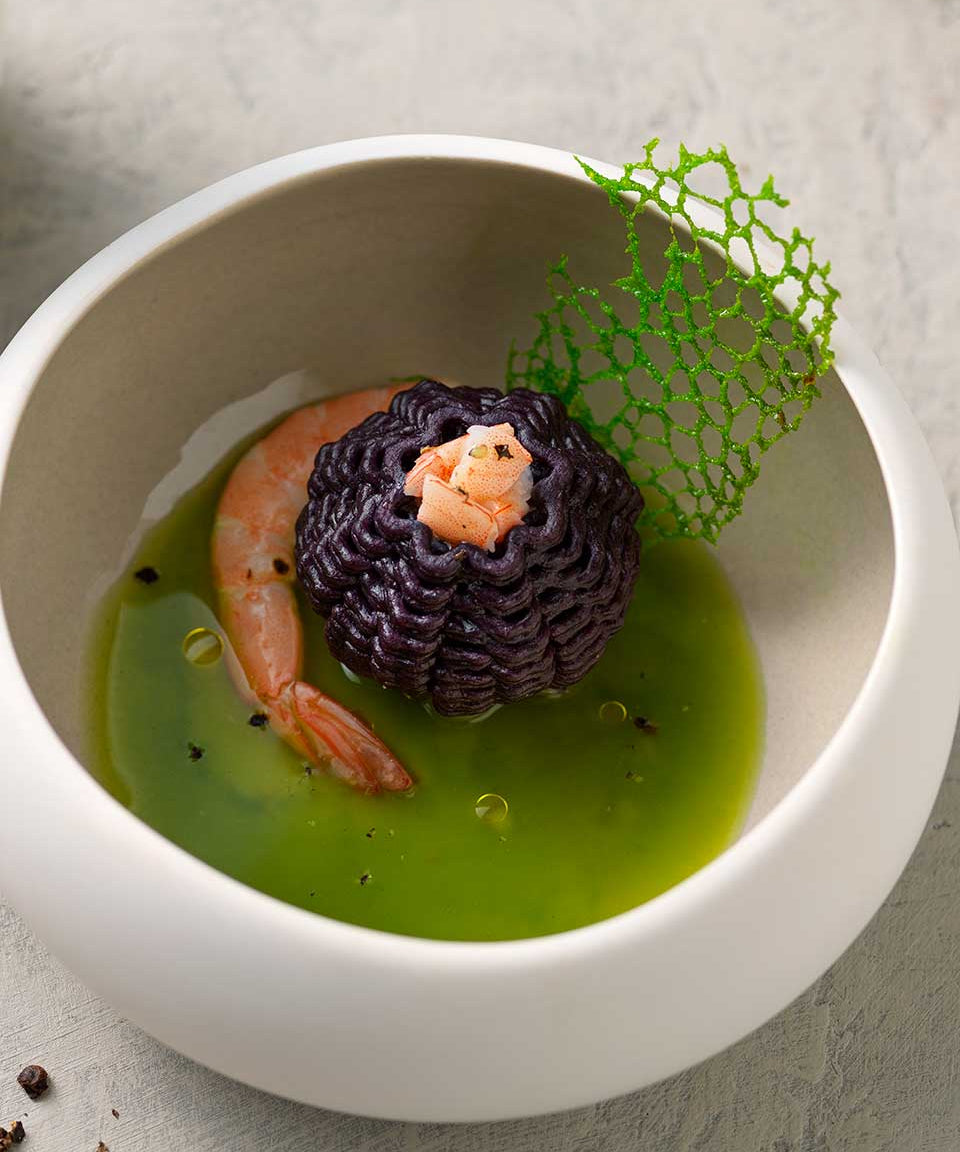 Sea Urchin con tartare di gamberi su crema di sedano