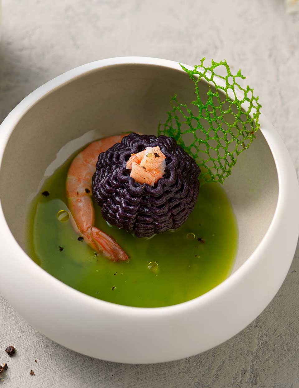 Sea Urchin con tartare di gamberi su crema di sedano