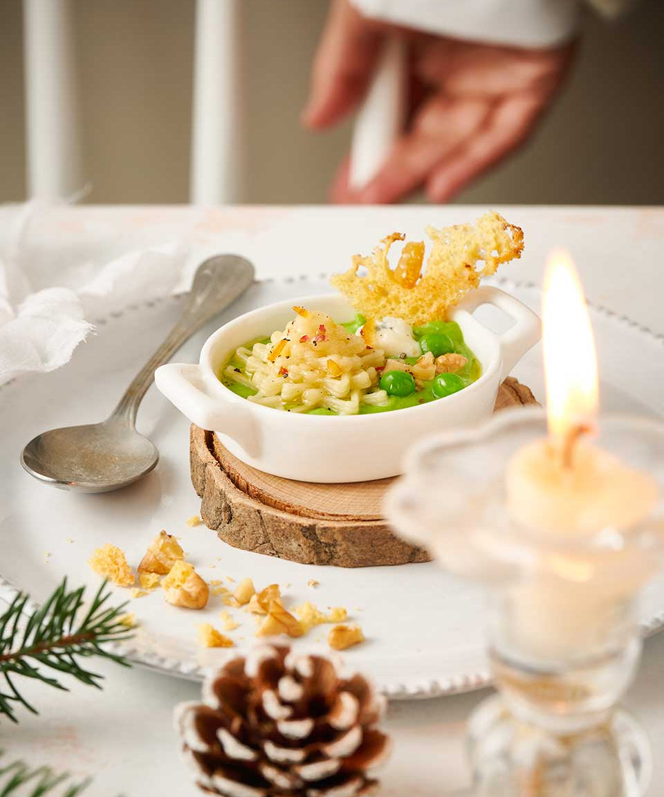 Vortipa con crema di piselli al gorgonzola, noci e panettone